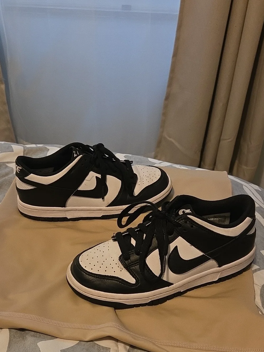 Youth Nike Black and White Low Top Sneakers with Lace-Up Design